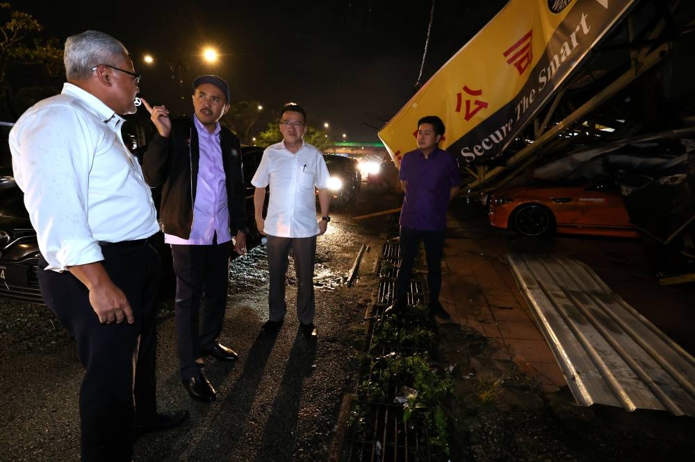 Mohd Jafni (second from left) said the state government will work with relevant parties to facilitate efforts to revive these projects. — Bernama pic