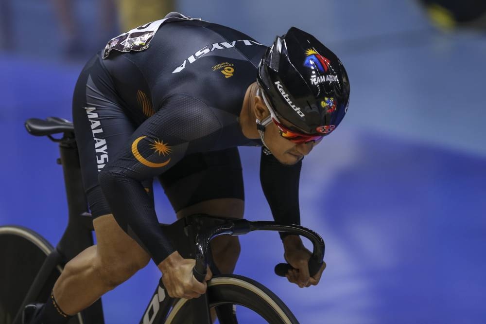 Azizulhasni fell short in his quest to at least taste a podium finish after he finished fifth in his pet event, the men’s keirin, yesterday. — Picture by Azneal Ishak