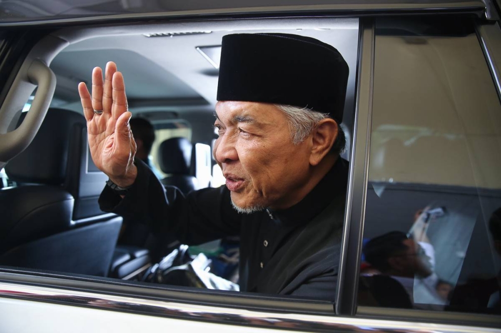 Datuk Seri Ahmad Zahid Hamidi waves at reporters as he leaves for Istana Negara in Kuala Lumpur November 24, 2022. — Picture by Yusof Mat Isa