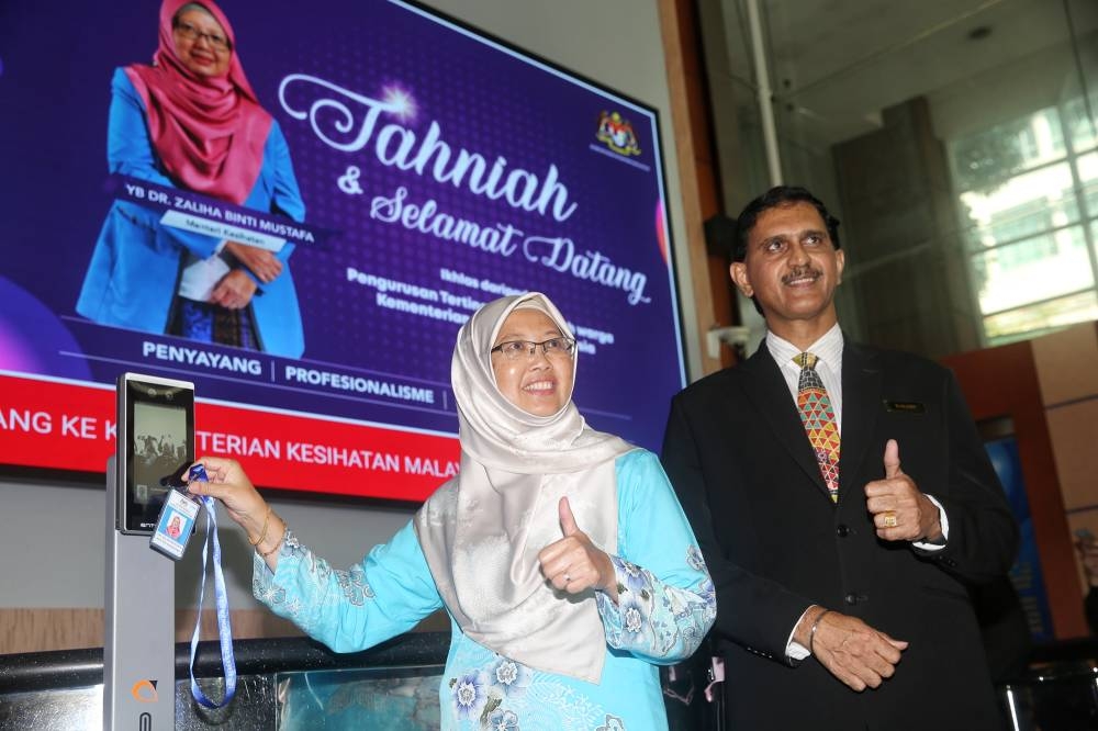 Health Minister Dr Zaliha Mustafa clocks in at the Ministry of Health in Putrajaya December 5, 2022. — Pictures by Choo Choy May