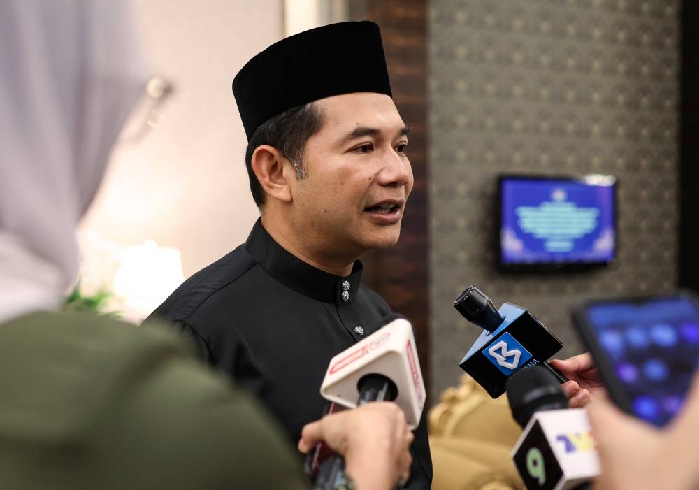 Taking up finance portfolio likely a tough call for Anwar, says Rafizi