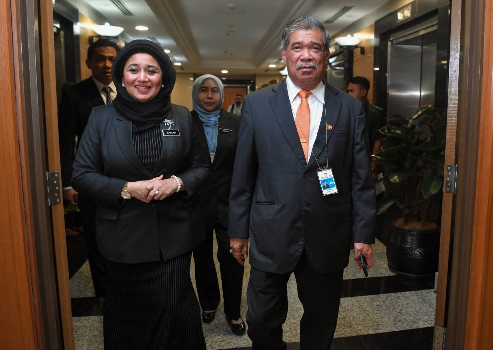 Agriculture and Food Security Minister Mohamad Sabu at his ministry to officially begin duties at his office in Wisma Tani, Putrajaya, December 5, 2022. — Bernama pic    