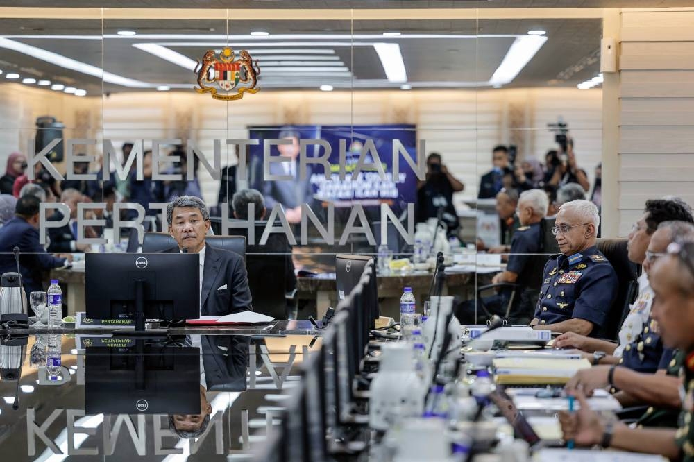 Defence Minister Datuk Seri Mohamad Hasan chairs a meeting on his first day at Wisma Pertahanan in Kuala Lumpur, December 5, 2022. Also present is Commander of the Armed Forces General Tan Sri Affendi Buang. — Bernama pic 