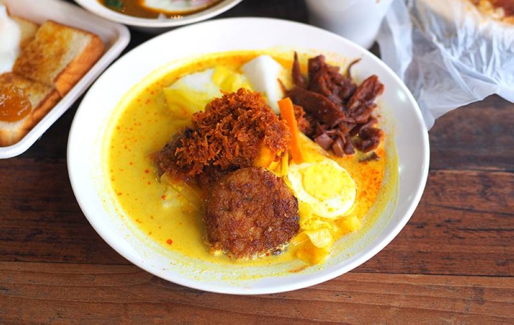 For a Johor-style meal, try the Lontong Jumbo with 'nasi impit', 'sayur lodeh', 'sambal sotong', 'bergedil' and an egg