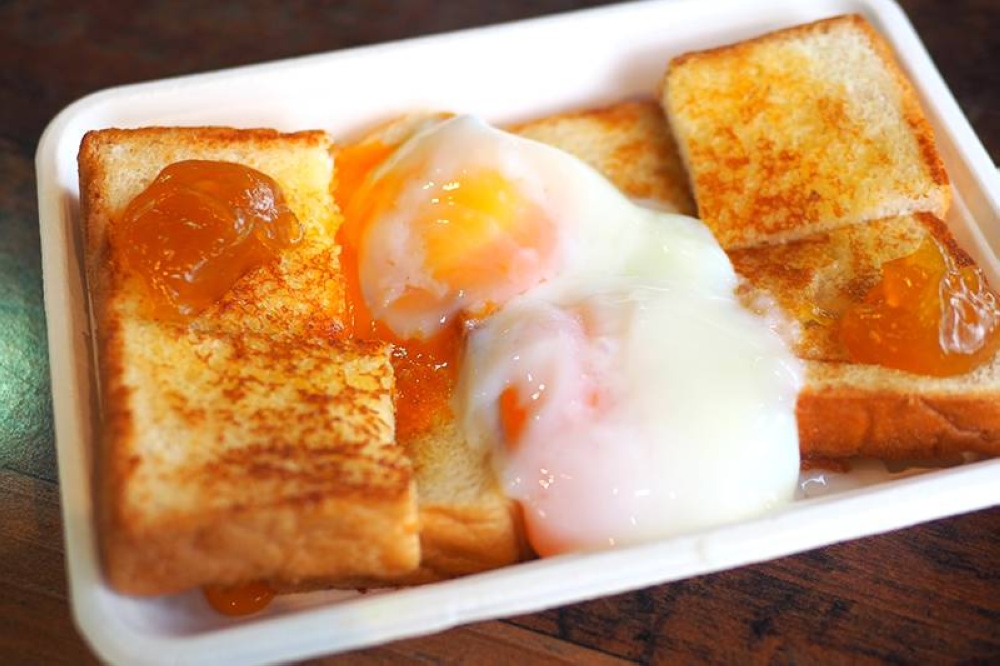 For a simple, conventional meal there's 'roti telur goyang' with soft boiled egg that oozes golden yolk