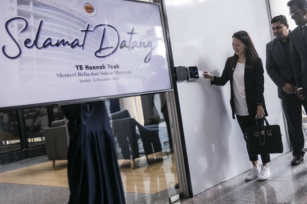 Youth and Sports Minister Hannah Yeoh clocks in at the Ministry of Youth and Sports in Putrajaya December 6, 2022. — Pictures by Hari Anggara