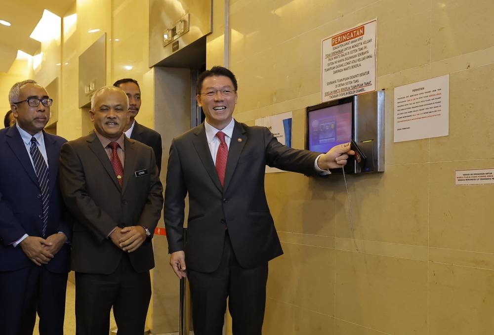 Minister Nga Kor Ming clocks in at the Local Government Development Ministry in Putrajaya December 6, 2022. — Bernama pic