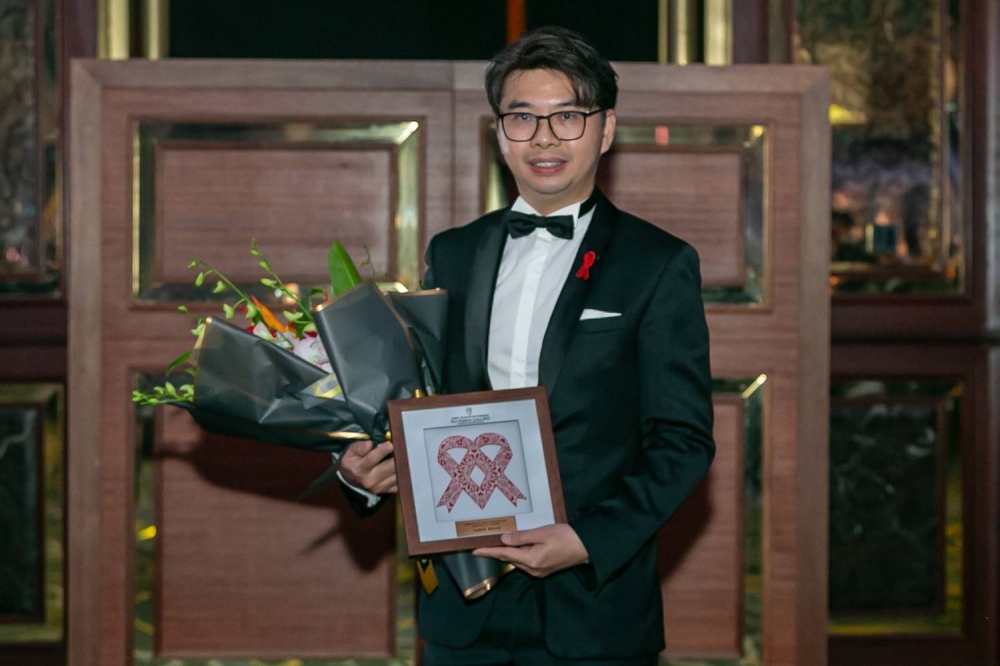 Karex Berhad chief executive officer Goh Miah Kiat receives the MAF Inspiration Award at the Sunway-MAF Red Ribbon Gala in October. — Picture by Raymond Manuel