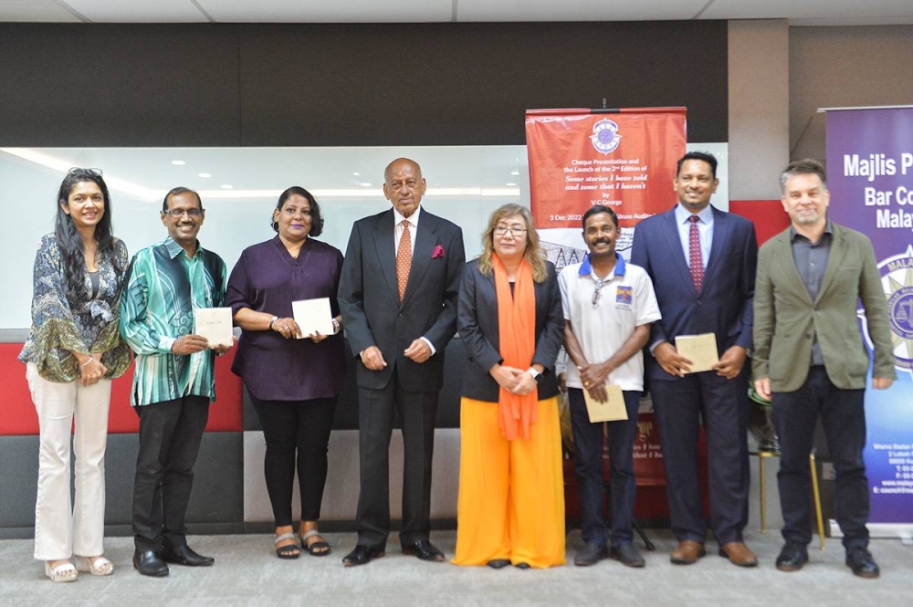 Tan Sri Vadaketh Chacko George (centre, left) and President of the Malaysian Bar Karen Cheah (centre, right) present cheques to charity organisation representatives. — Picture by Miera Zulyana