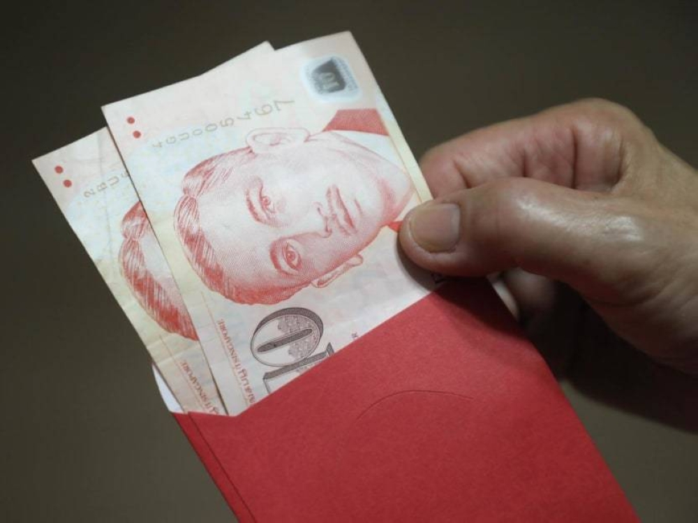 The central bank of Singapore announced that it will be encouraging the public to use “fit-for-gifting” dollar notes for festive gifting during Chinese New Year next month. — TODAY pic
