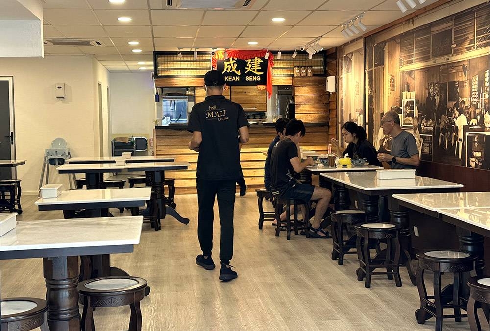 Located next to Hong Leong Bank Berhad, the coffeeshop is a good place for a quiet meal.