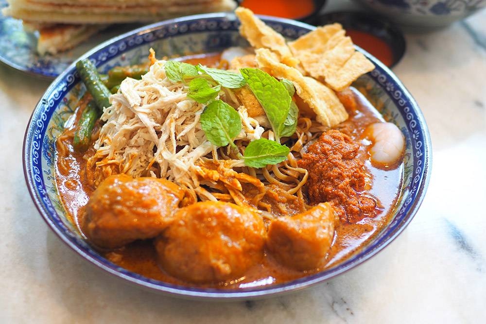 You can get dry curry noodles here which is milder in flavours.