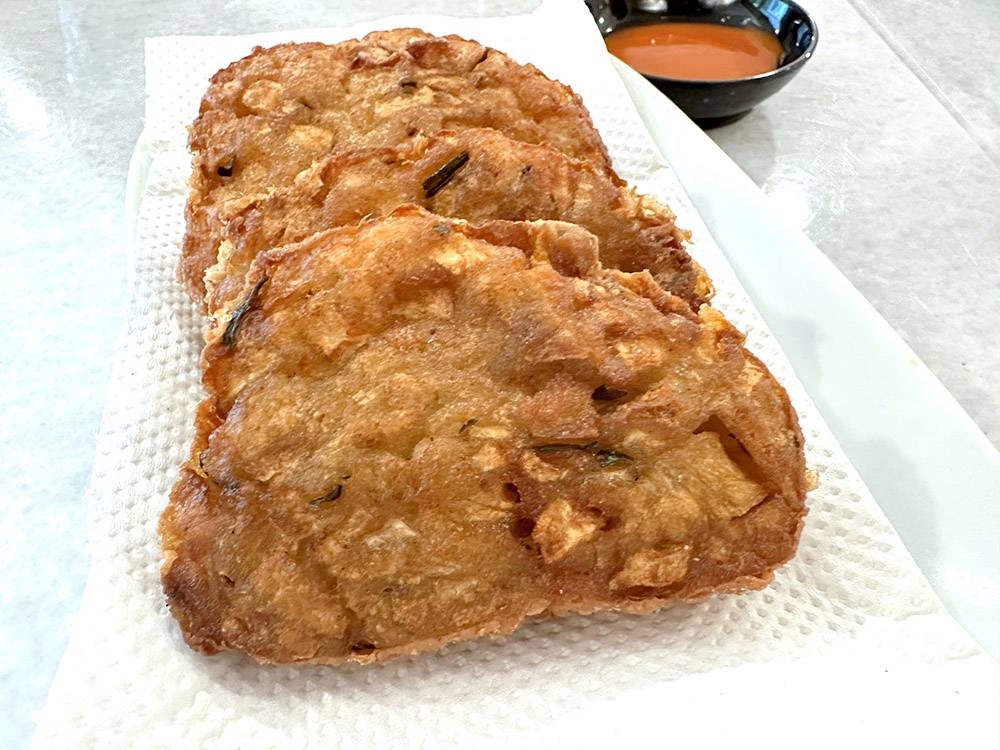 An iconic side item is their fried 'sar kot', similar to hashbrown with a yam bean filling that is unique to the Perak state.