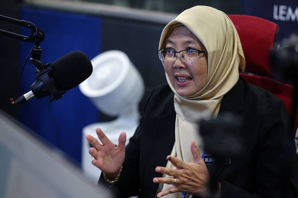 Dr Zaliha Mustafa speaks on air at Wisma Bernama, Kuala Lumpur December 8, 2022. ― Bernama pic