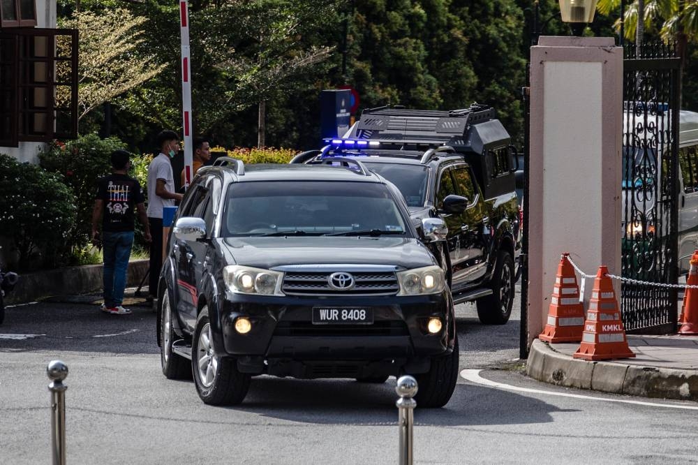 A motorcade ferrying Datuk Seri Najib Razak arrives at the Kuala Lumpur Court Complex December 8, 2022. — Picture by Firdaus Latif