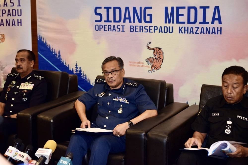 Ribuan (centre), flanked by Razarudin (left) and Abdul Kadir at the press conference.  — Borneo Post Online pic