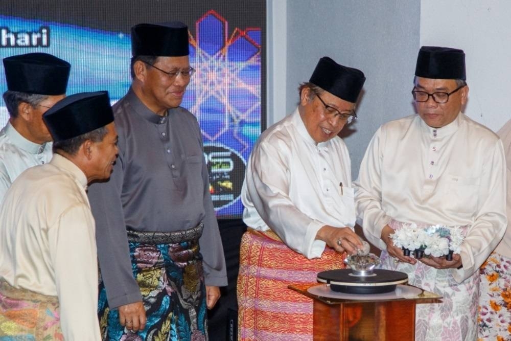 Abang Johari (second right) at the launch of the Sarawak-level Falak Seminar.  —  Borneo Post Online pic
