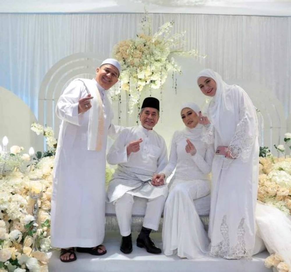 Former Minister in the Prime Minister’s Department (Law and Parliament) Datuk Seri Wan Junaidi Tuanku Jaafar and his wife Datin Seri Fauziah Mohd Sanusi pose for a picture during the solemnisation ceremony. – Picture via Facebook