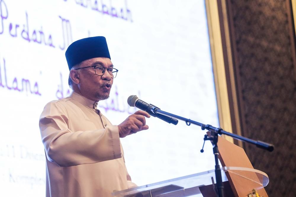 PUTRAJAYA 11/12/2022 Prime Minister Datuk Seri Anwar Ibrahim delivering his speech during a meeting with Muslim scholars here at Seri Perdana, Putrajaya. — Picture by Sayuti Zainudin