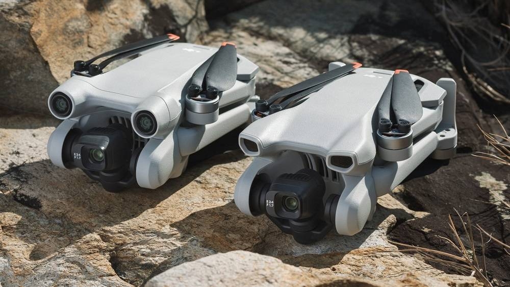 The DJI Mini 3 (right) next to the Mini 3 Pro — note the lack of cameras for obstacle detection. — Picture via Soya Cincau