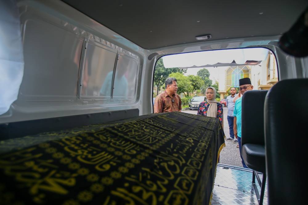 Yeoh  (centre) disclosed that she had topped up RM29,000 for the Masjid Al-Imam Al-Ghazali hearse from the provisions she had received as Segambut MP prior to the dissolution of Parliament. — Picture by Ahmad Zamzahuri