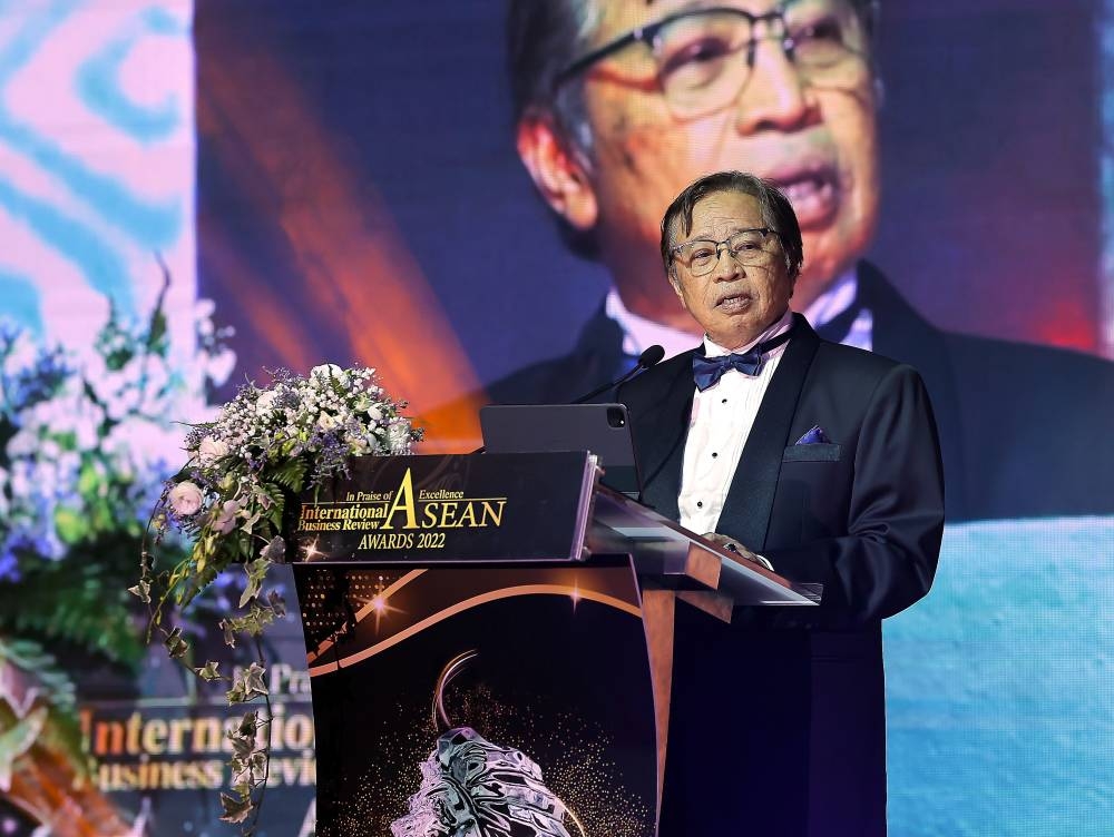 Sarawak Premier Tan Sri Abang Johari Openg delivers his keynote speech during the International Business Review Asean Awards 2022 in Sepang December 9, 2022. — Bernama pic