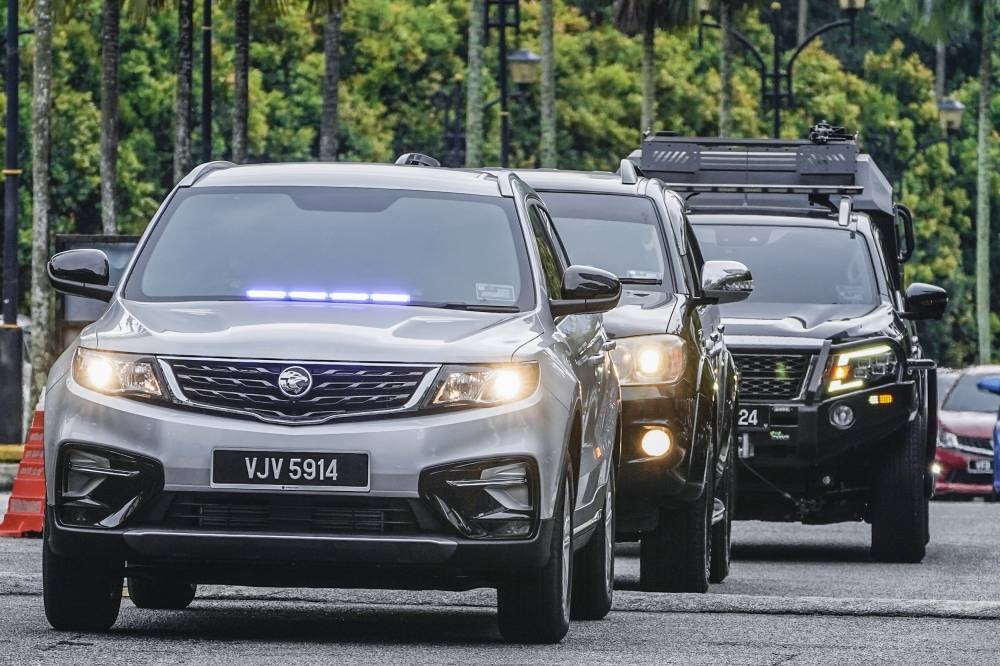 An SUV accompanied by police and the Prisons Department vehicles carrying former prime minister Datuk Seri Najib Razak arrives at the Kuala Lumpur High Court December 12, 2022. — Picture by Hari Anggara