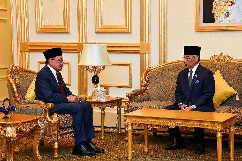  Yang di-Pertuan Agong Al-Sultan Abdullah Ri’ayatuddin Al-Mustafa Billah Shah speaks to Prime Minister Datuk Seri Anwar Ibrahim at Istana Negara December 12, 2022. — Picture via Facebook/Istana Negara
