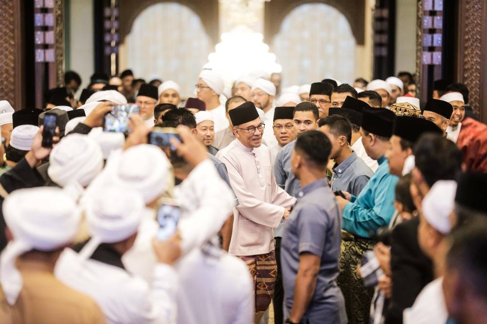 Prime Minister Datuk Seri Anwar Ibrahim greets guests during a meeting with Muslim scholars at Seri Perdana, Putrajaya December 11, 2022. — Picture by Sayuti Zainudin