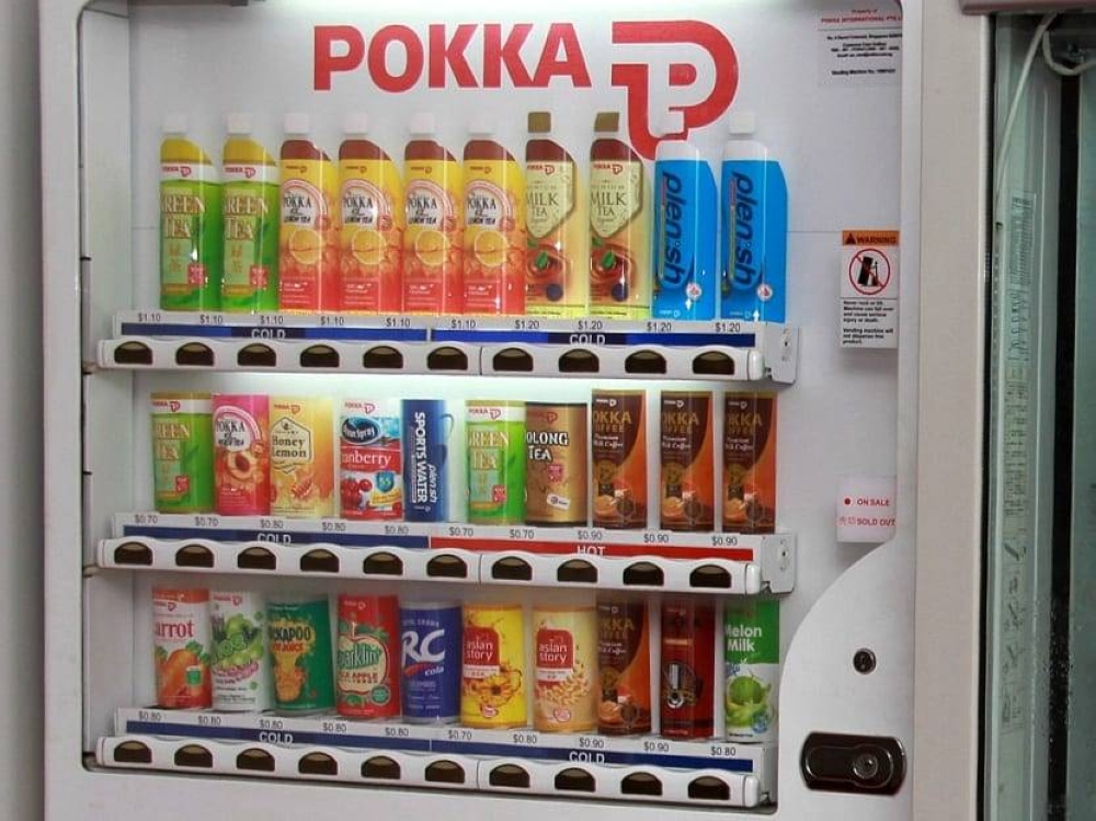 A vending machine selling Pokka drinks. — TODAY file pic