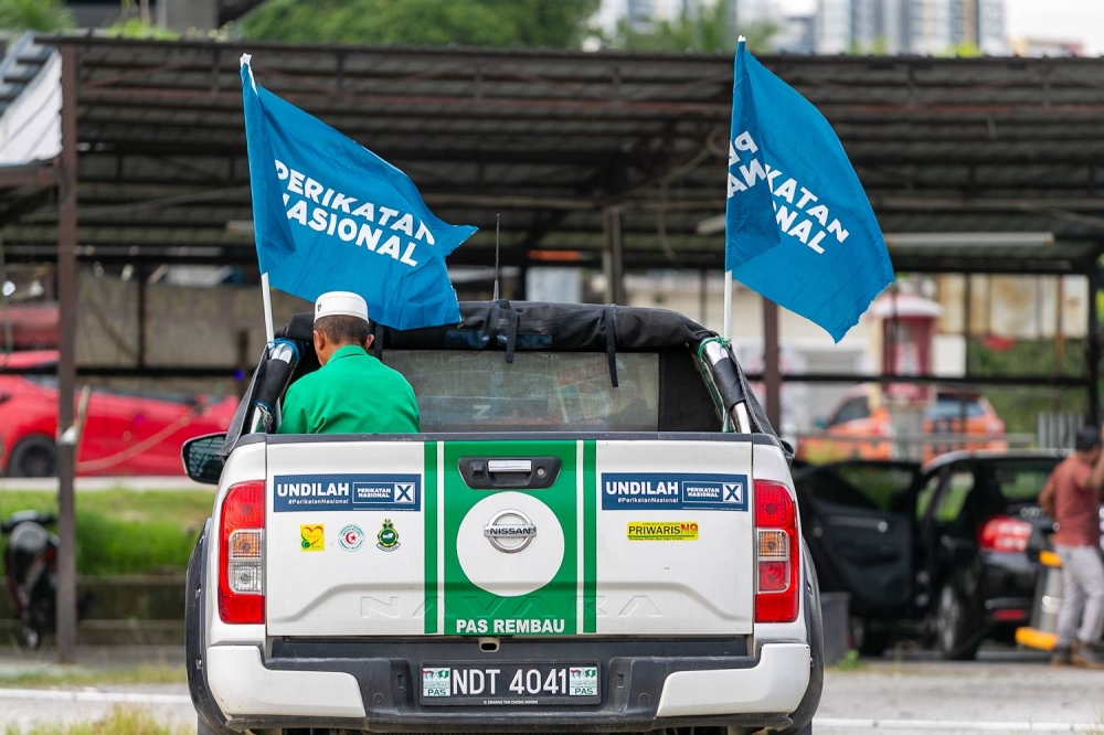 Perikatan Nasional flags are seen on a vehicle in Bandar Baru Nilai November 3, 2022. — Picture by Raymond Manuel