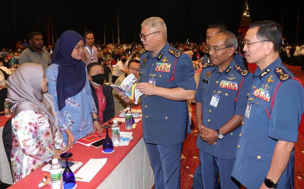 Malaysian Fire and Rescue Department director-general Datuk Seri Mohammad Hamdan Wahid speaks to participants of a seminar at the Persada Johor International Convention Centre in Johor Baru December 13, 2022. — Bernama pic