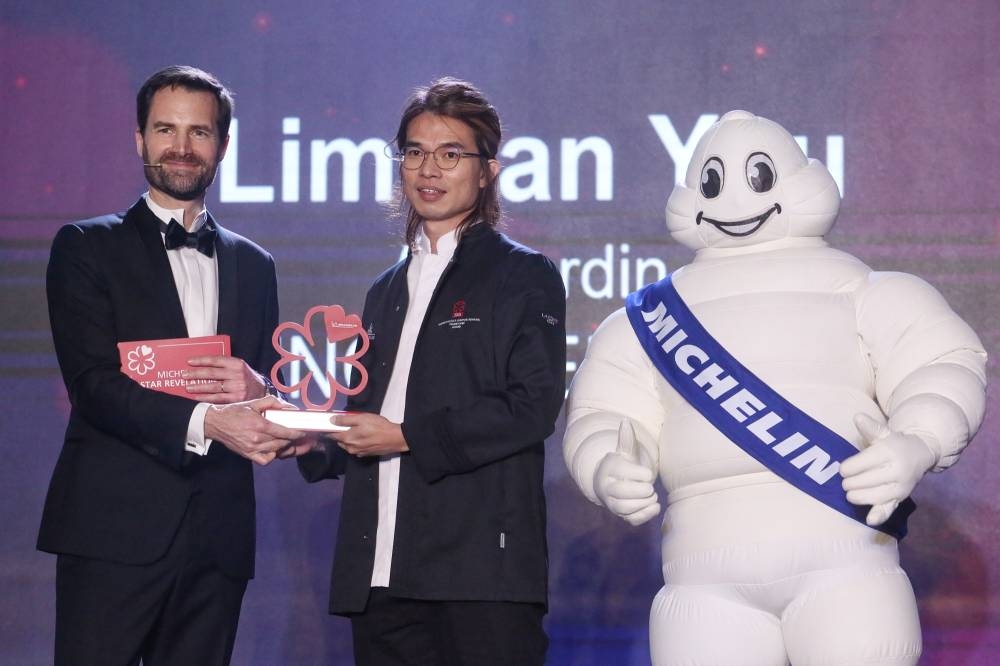 Michelin young chef award winner Lim Yan You from Au Jardin receives the Young Chef Award at the Michelin KL & Penang Stars Revelation presentation in Berjaya Time Square KL Hotel December 13, 2022. — Picture by Choo Choy May