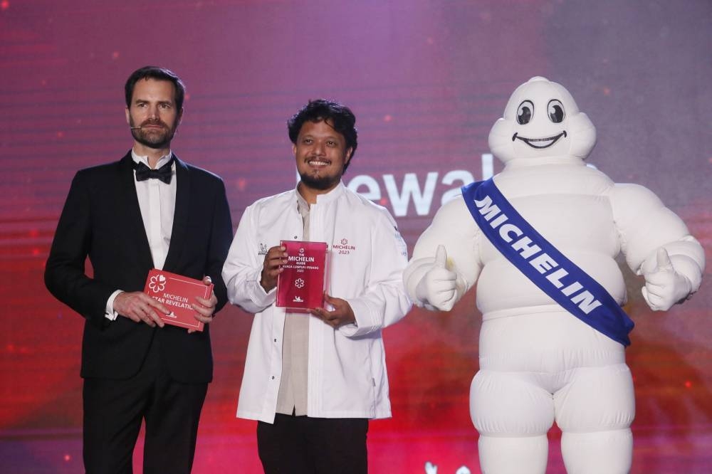 Dewakan is awarded one Michelin Star by Gwendal Poullennec at the Michelin KL & Penang Stars Revelation presentation in Berjaya Time Square KL Hotel December 13, 2022. — Picture by Choo Choy May