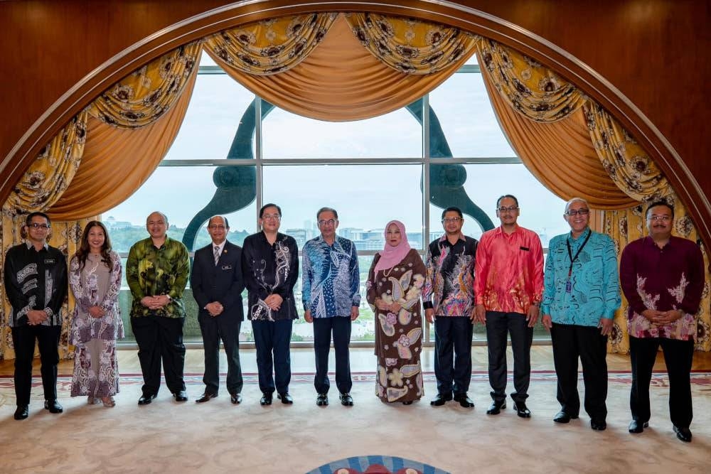 Prime Minister Datuk Seri Anwar Ibrahim with Malaysia’s new heads of diplomatic missions overseas in Putrajaya, December 15, 2022. — Picture from Facebook/Anwar Ibrahim 