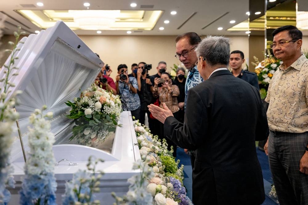 Prime Minister Datuk Seri Anwar Ibrahim views the casket of Public Bank Bhd founder Tan Sri Teh Hong Piow at the Nirvana Centre Kuala Lumpur, December 15, 2022. — Picture by Afiq Hambali/Prime Minister’s Office of Malaysia 