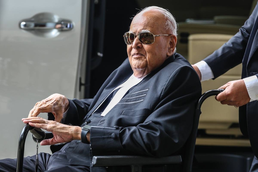 Lawyer Datuk Seri Gopal Sri Ram arrives at the Kuala Lumpur High Court, September 27, 2022. — Picture by Yusof Mat Isa