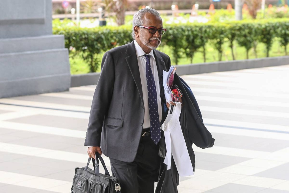 Lawyer Tan Sri Shafee Abdullah arrives at Kuala Lumpur High Court, December 15, 2022. — Picture by Yusof Mat Isa