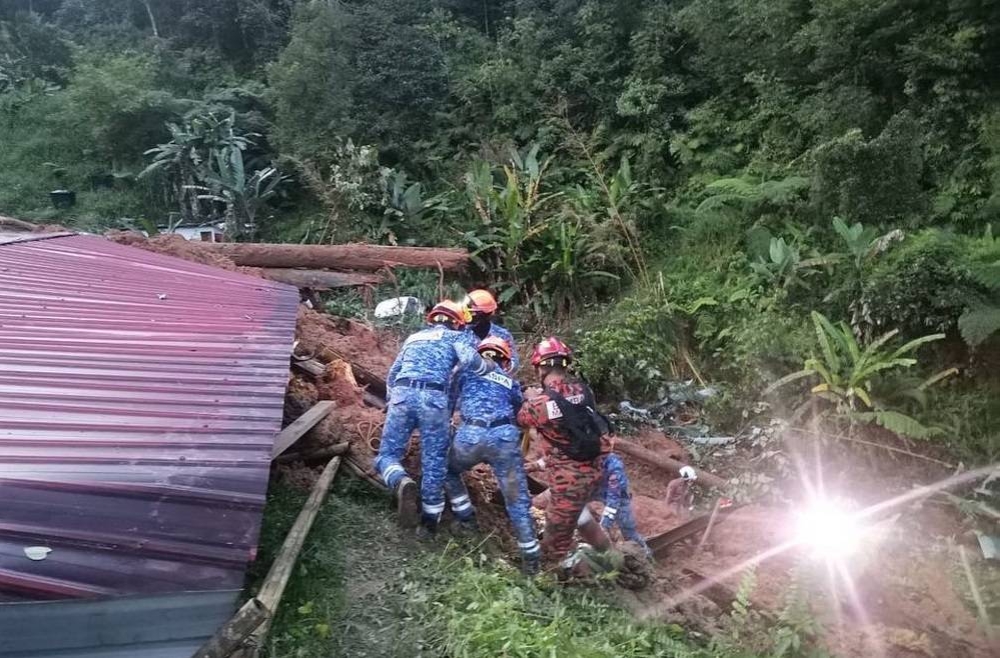 Search and rescue efforts are ongoing at a campsite in Gohtong Jaya, Genting Highlands near the Father’s Organic Farm following a landslide there early this morning. — Picture via Facebook/ APM