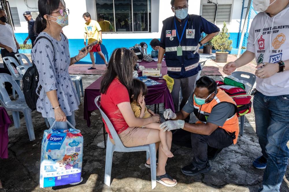 Rescue personnel check on Gohtong Jaya landslide victims at the Hulu Yam Bharu police station in Hulu Selangor December 16, 2022. — Picture by Firdaus Latif