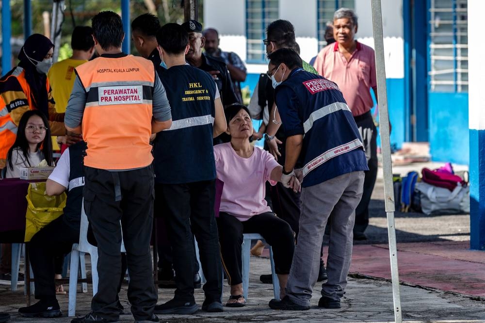 Rescue personnel check on Batang Kali landslide victims at the Hulu Yam Bharu police station in Hulu Selangor December 16, 2022. — Picture by Firdaus Latif