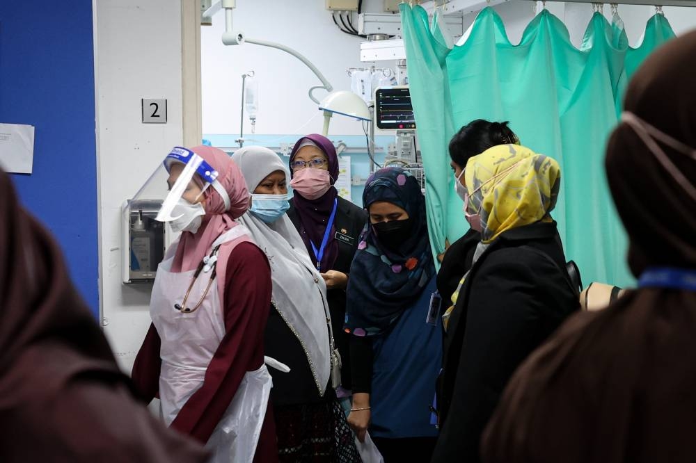 Health Minister Dr Zaliha Mustafa (centre) visits victims of the Batang Kali landslide at the Selayang Hospital December 16, 2022.  — Bernama pic