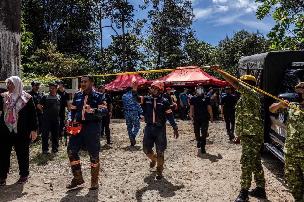 Search and rescue personnel are pictured at the site of a landslide in Batang Kali December 16, 2022. — Picture by Firdaus Latif