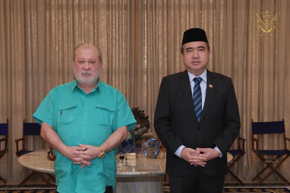 Sultan of Johor Sultan Ibrahim Sultan Iskandar granted an audience to Transport Minister Anthony Loke December 16, 2022. — Picture via Facebook/Sultan Ibrahim Sultan Iskandar
