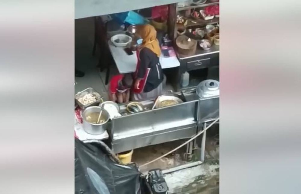 A screengrab of a child urinating in the food preparation area of a restaurant located in Heritage Mall in Kota Tinggi. — Screengrab from Facebook