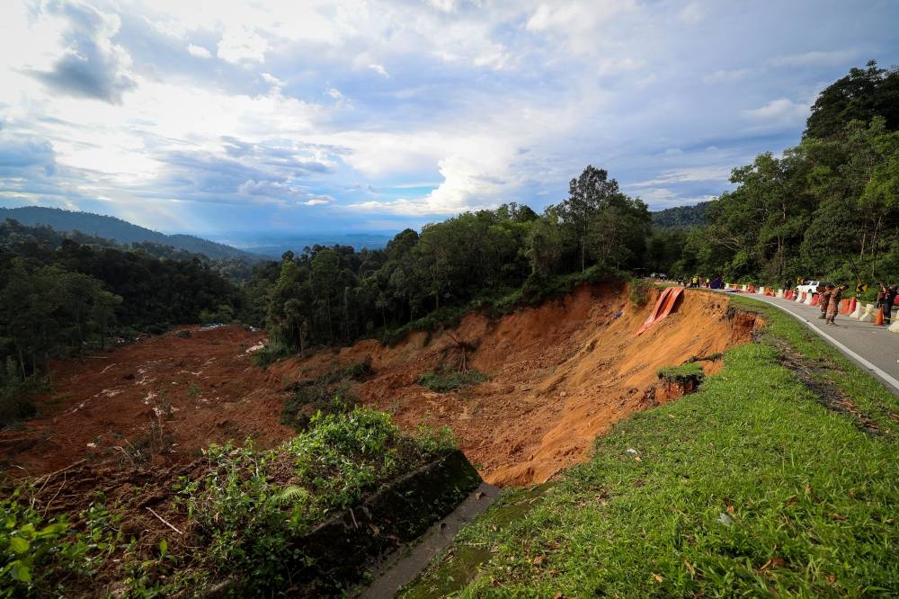 A landslide struck the Fathers’ Organic Farm campsite, Batang Kali early today, with 21 confirmed dead as of 7.10pm and 12 still missing. — Bernama pic 