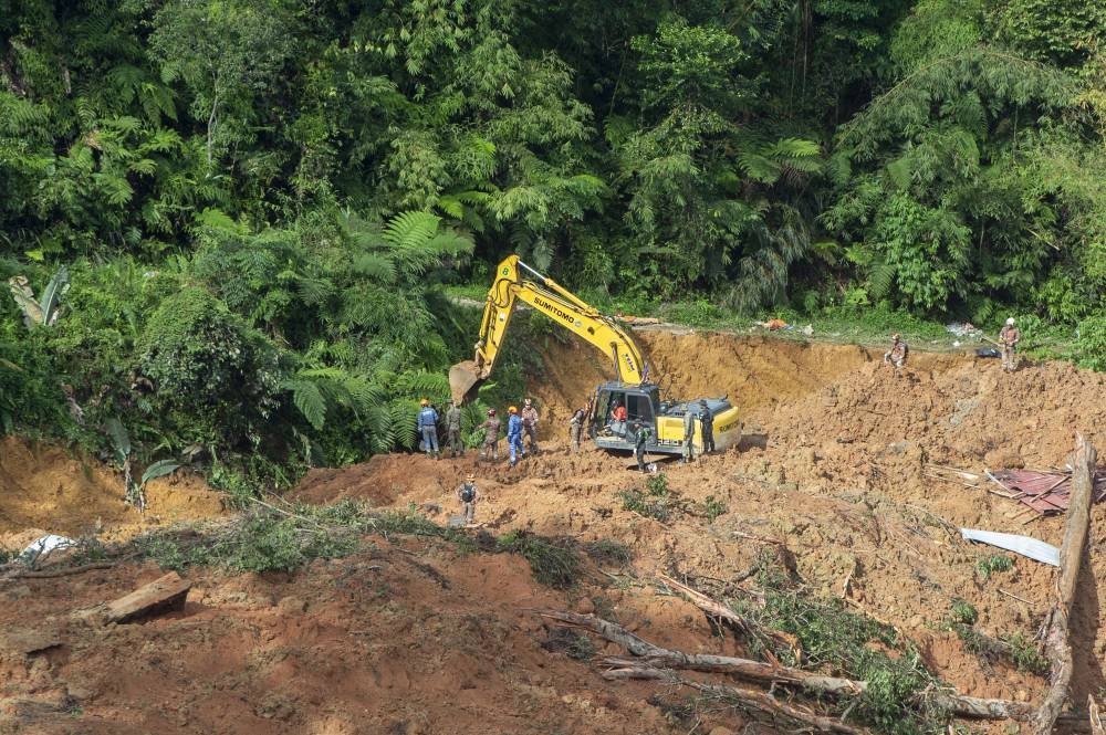 Rescue personnel work at the site of a landslide at the Father's Organic Farm campsite in Batang Kali December 17, 2022. ― Picture by Shafwan Zaidon