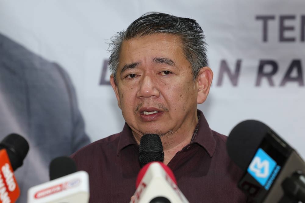Minister of Domestic Trade and Cost of Living, who is also the Member of Parliament for Pulai, Datuk Seri Salahuddin Ayub speaking at a press conference in Balai Raya Kg Pasir Tampoi Johor Baru, December 17, 2022. — Bernama pic