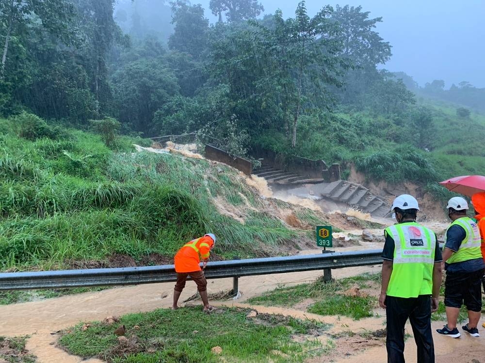 Flash flood on East Coast Highway 2 due to water overflow from slope, says Hulu Terengganu police chief - Vimarsana News