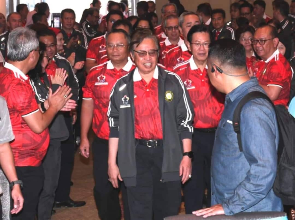 Abang Johari is given a warm welcome upon arriving for the event. Following behind him are Mohamad Abu Bakar (left) and Lee. — Ukas pic